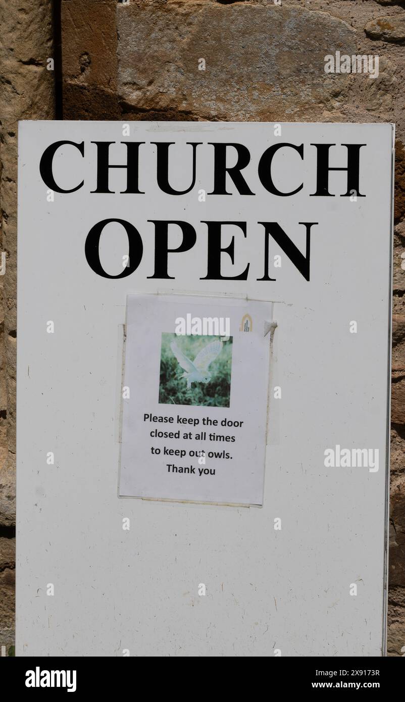 Kirche Open Schild, St. Michael`s Church, Farndish, Bedfordshire, England, UK Stockfoto